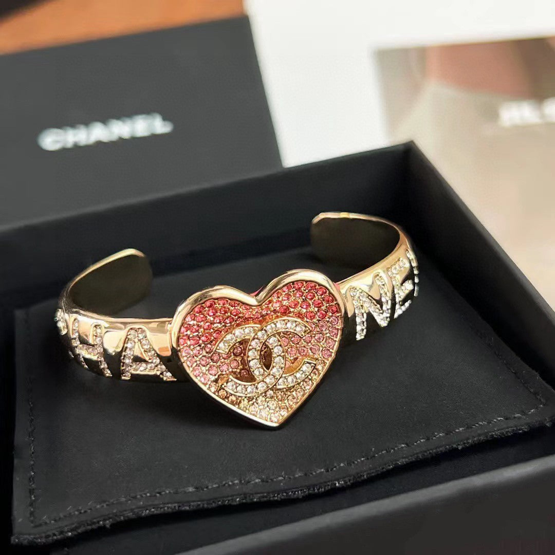 Herz-Manschettenarmband mit Strasssteinen