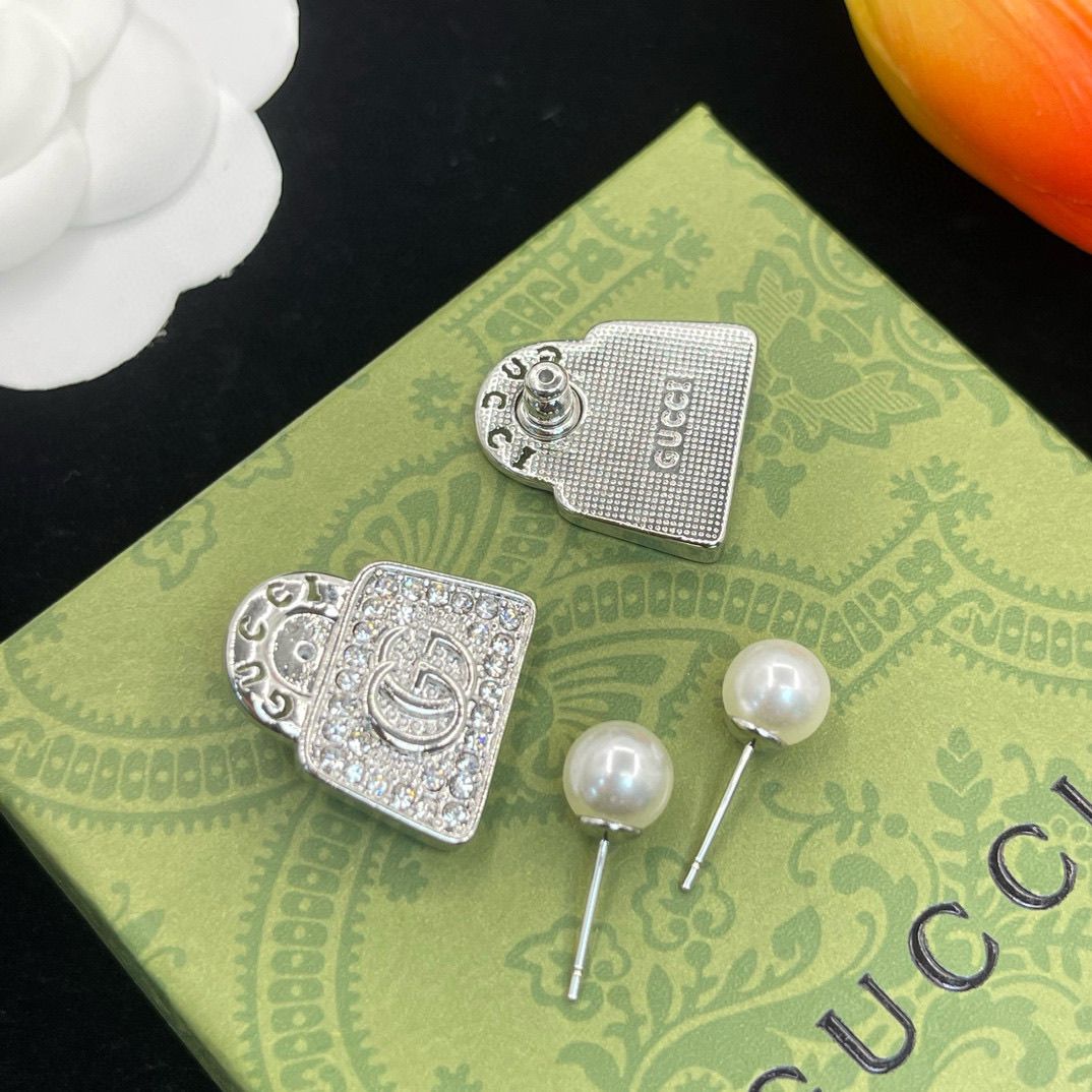 Ohrringe mit Perlen und modischem Temperament