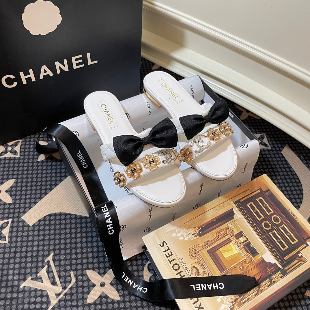 Pantoffeln mit Perlenschmuck-Schleife