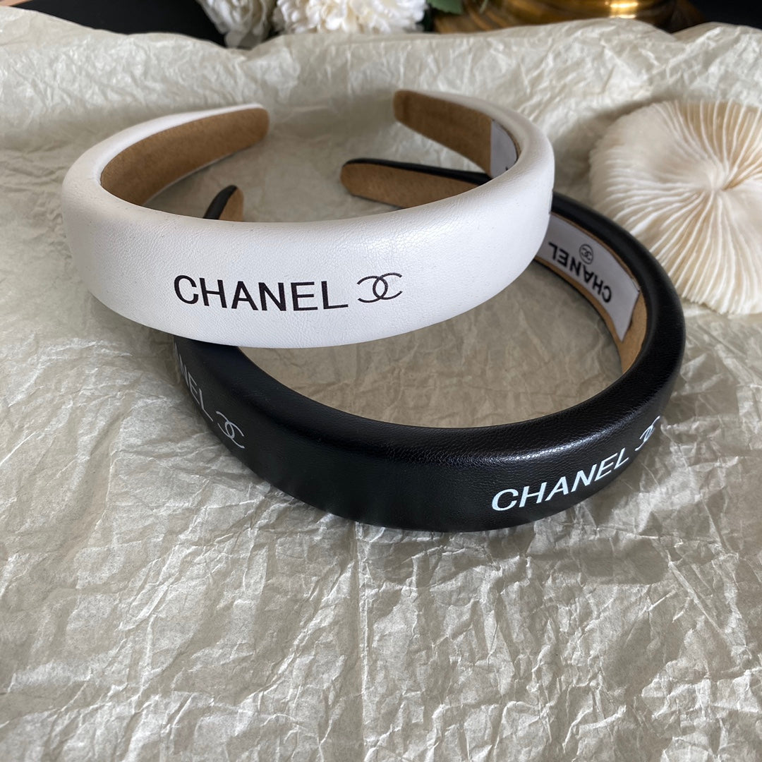 Schwarz-weißes Stirnband aus Leder