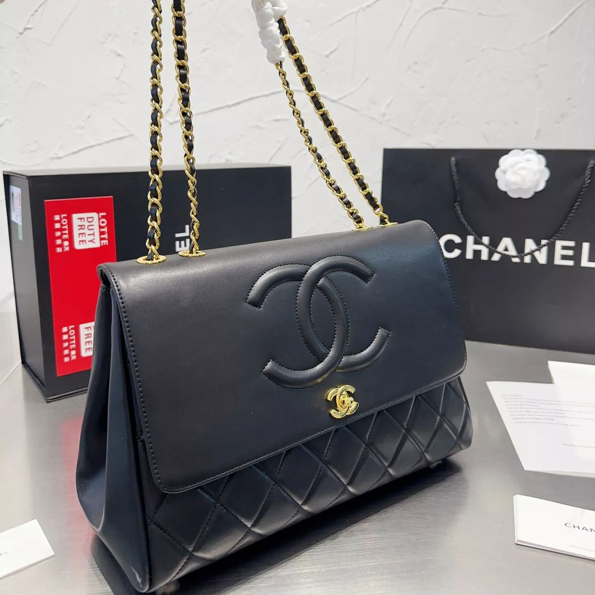 Pharrell Schultertasche aus Leder mit Kette
