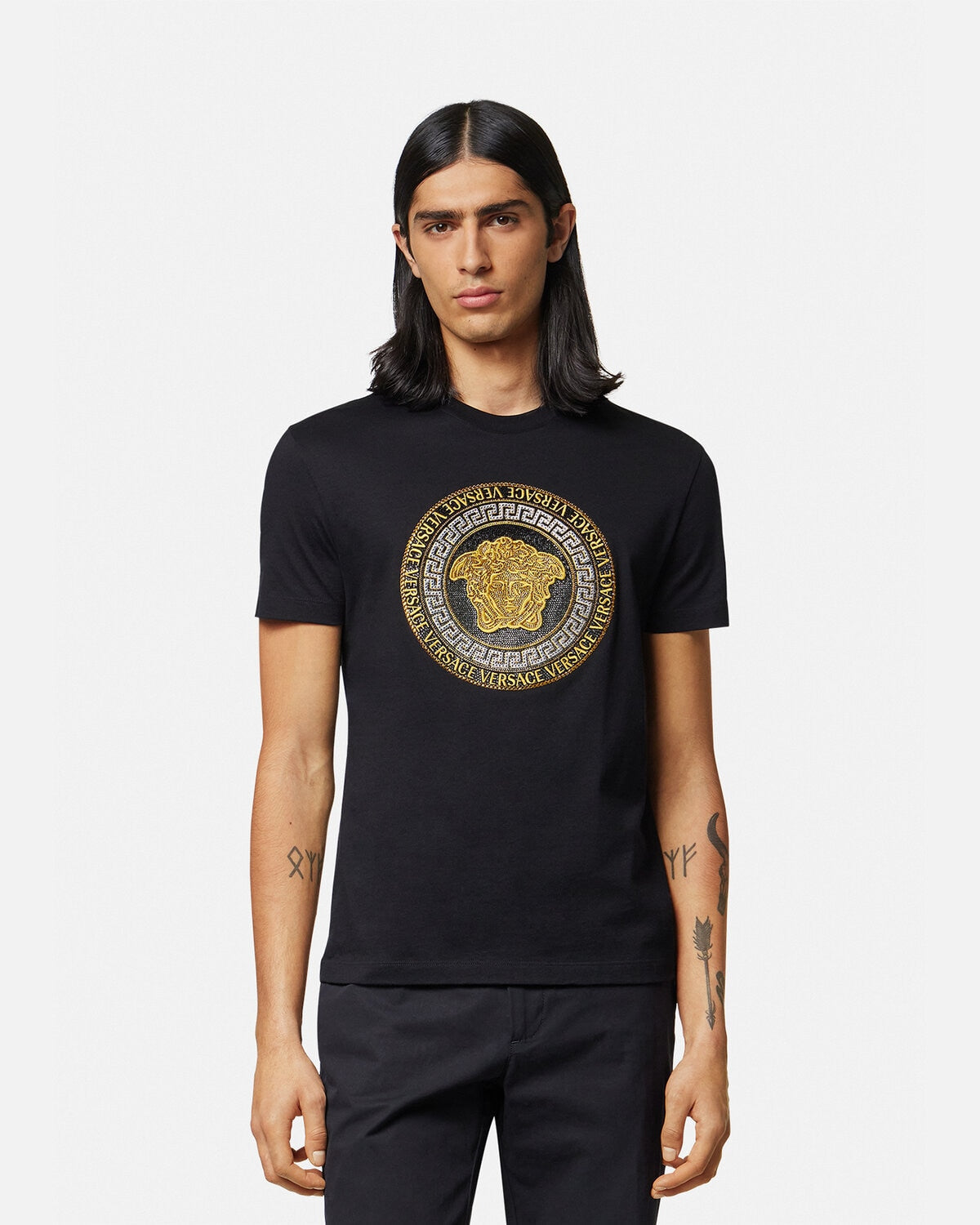 Klassisches T-Shirt mit goldenem Aufdruck