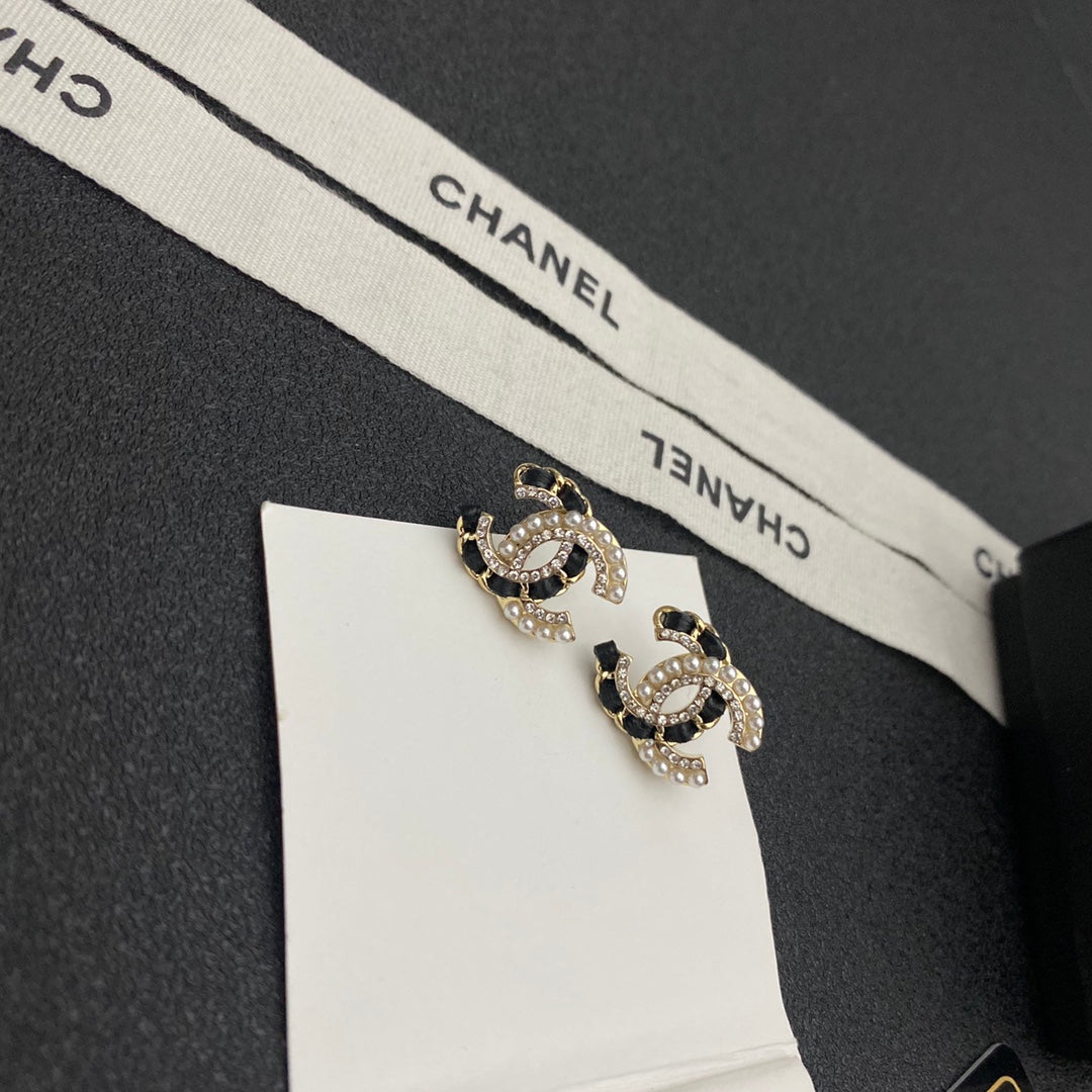Glitzernde Ohrstecker aus Diamant, Perle und Leder