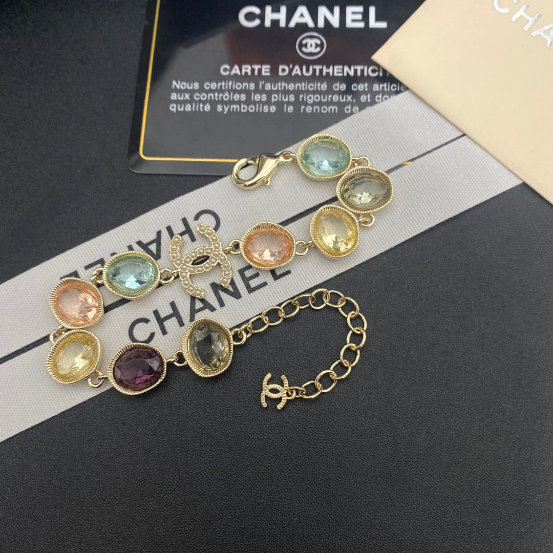 Armband mit farbigen Glasperlen
