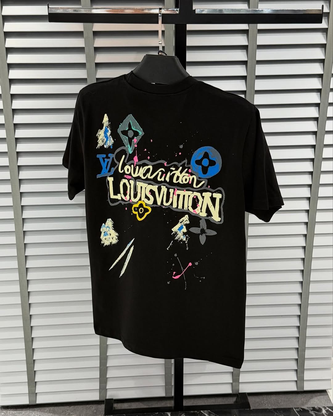Neues T-Shirt mit Farbspritzer-Print