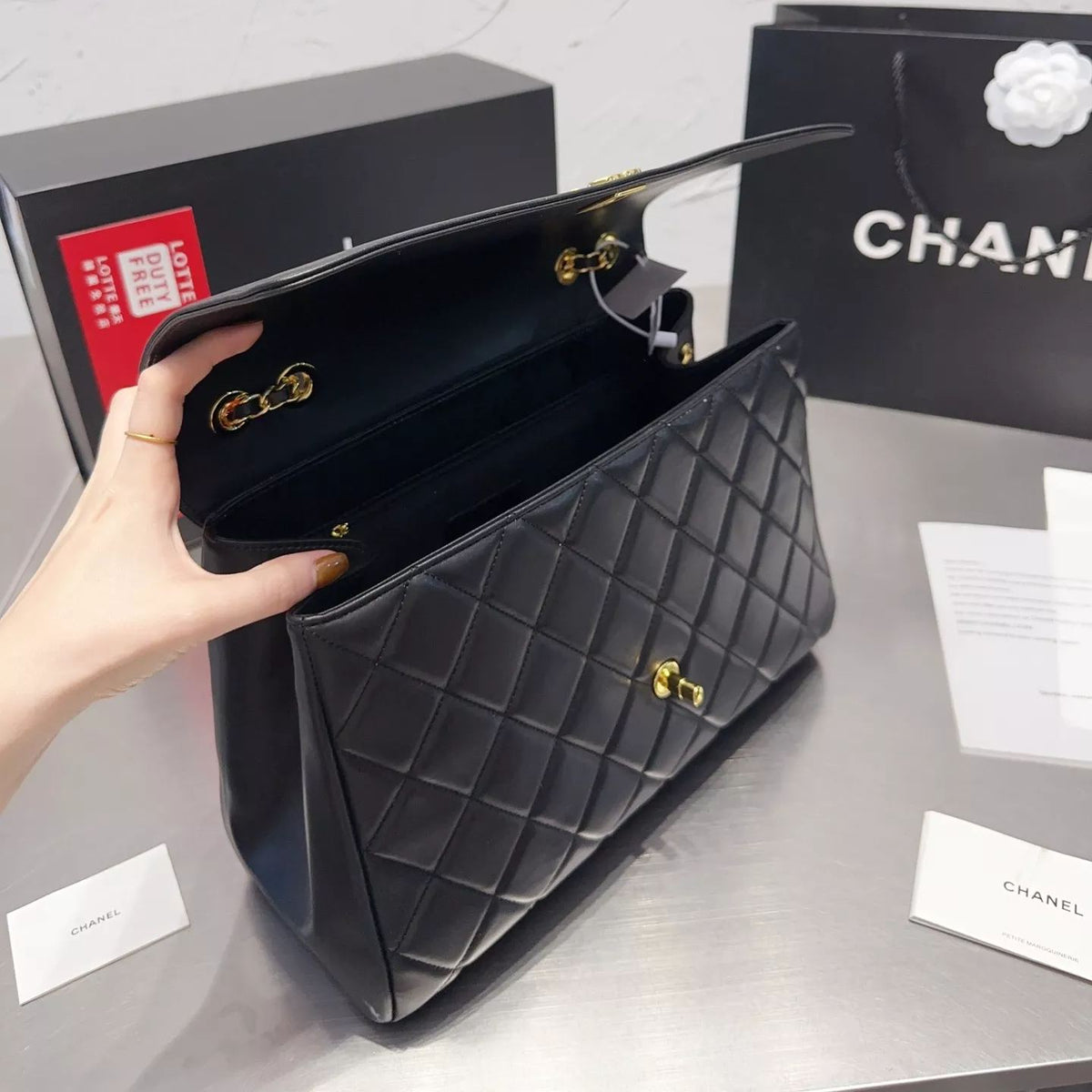 Pharrell Schultertasche aus Leder mit Kette