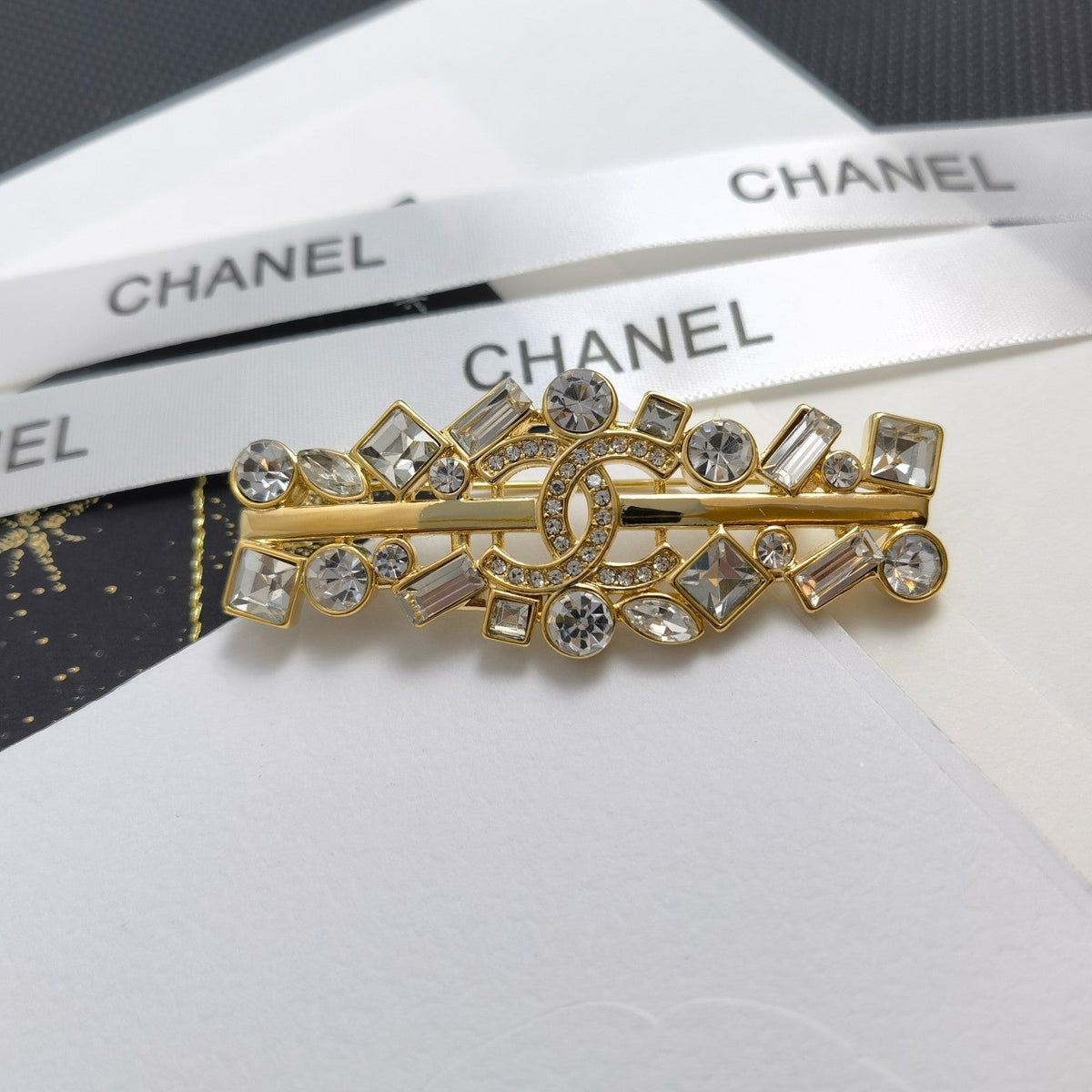 Strassbrosche in Gold