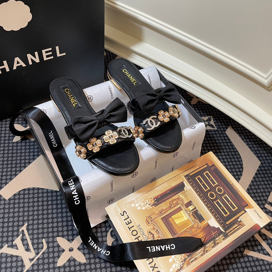 Pantoffeln mit Perlenschmuck-Schleife