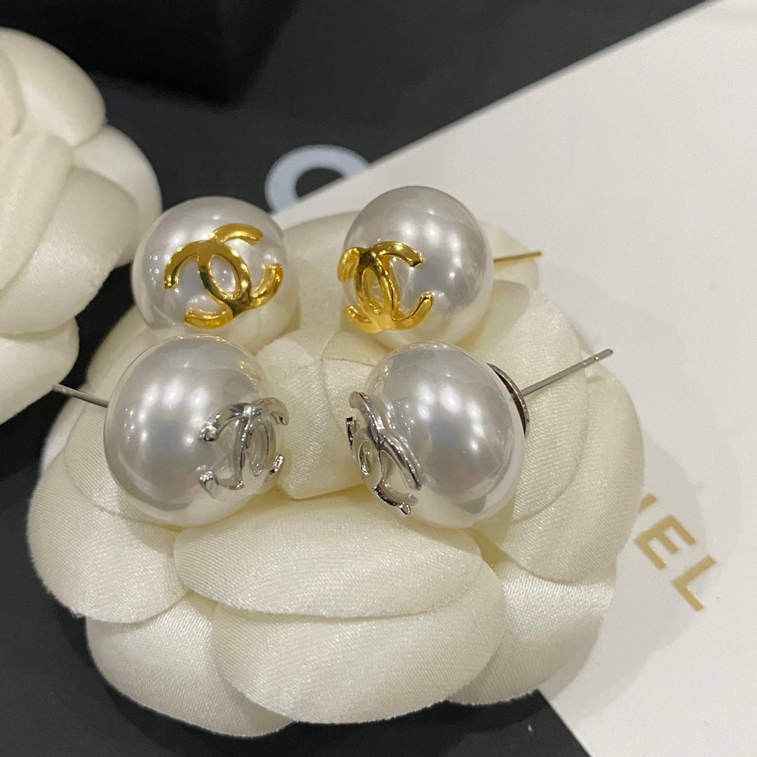 Elegante Logo-Perlenohrstecker