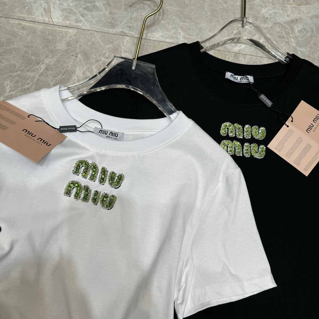Grünes Strass-Buchstaben-T-Shirt