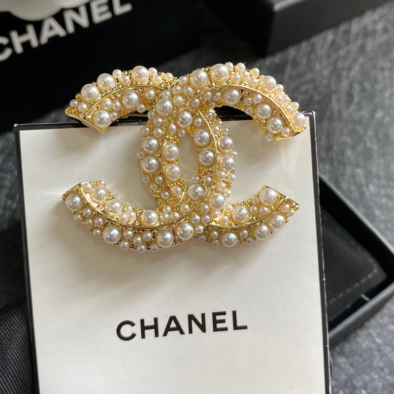 Elegante Perlen-Logo-Brosche
