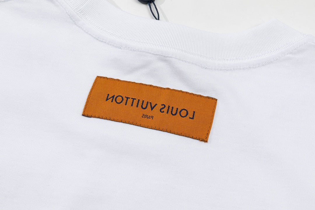 T-Shirt mit bunten Buchstaben