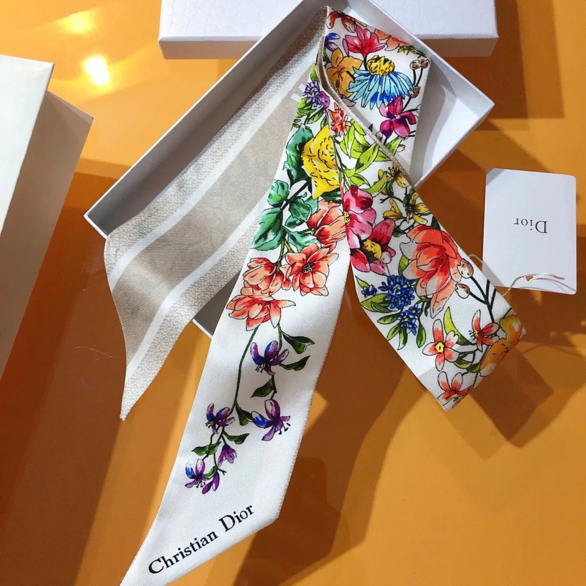 Seidenschal mit schrägem Kantenabschluss, Blumenmuster und doppellagigem Band