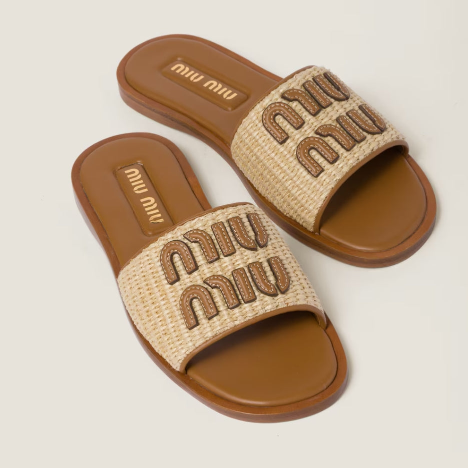 Flache Schuhe aus Baststoff