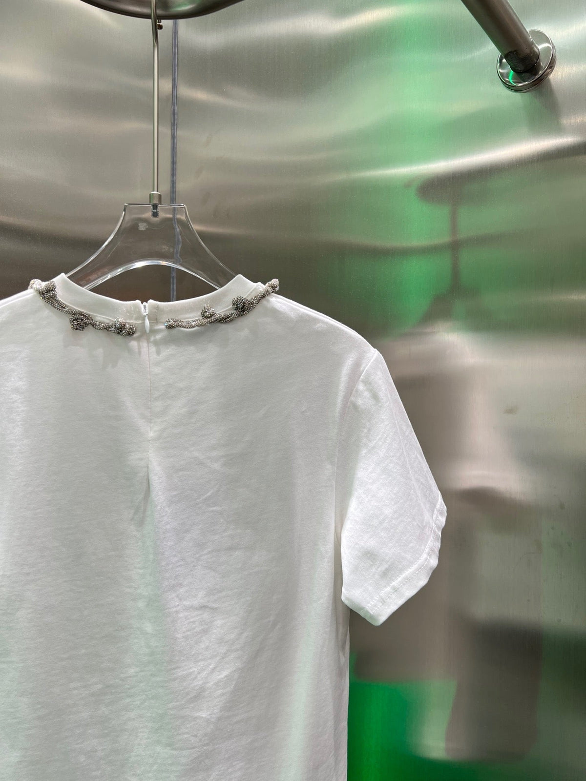 Handgemachtes T-Shirt mit runden Strasssteinen und Halsausschnitt