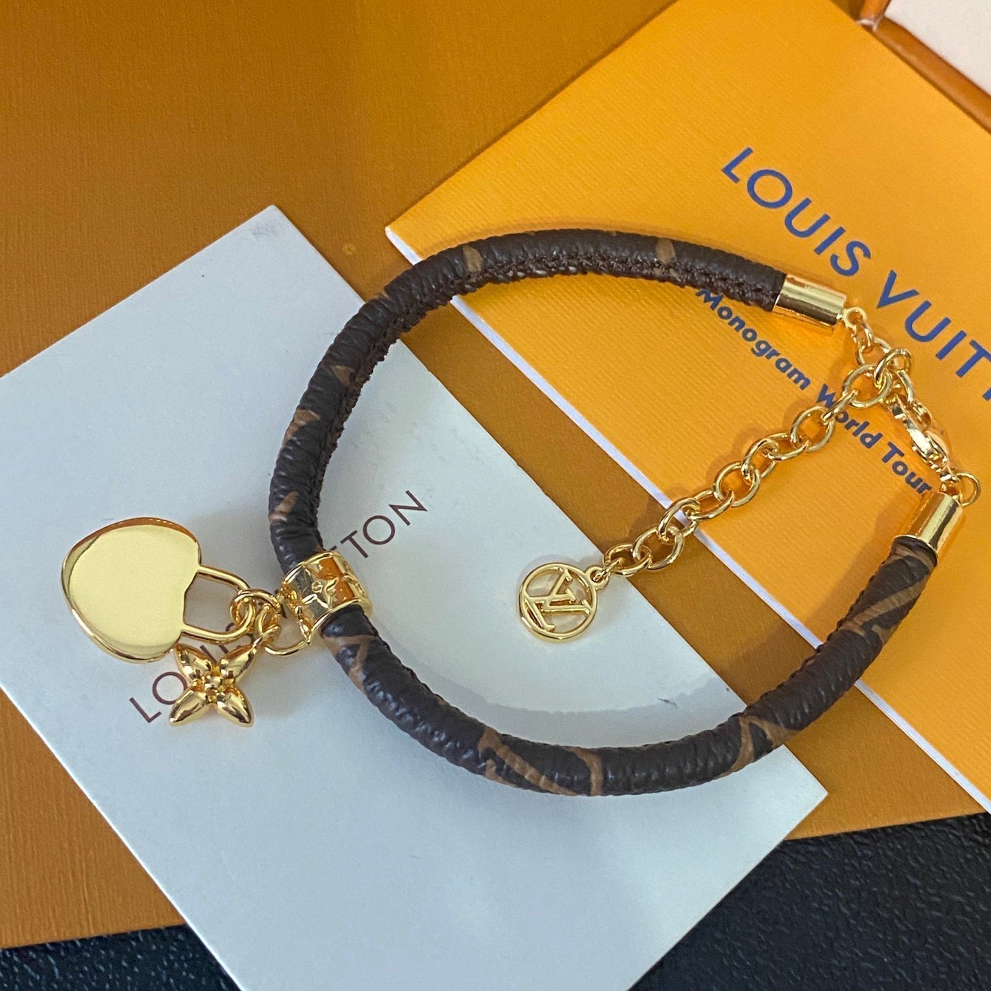 Liebesanhänger Lederarmband
