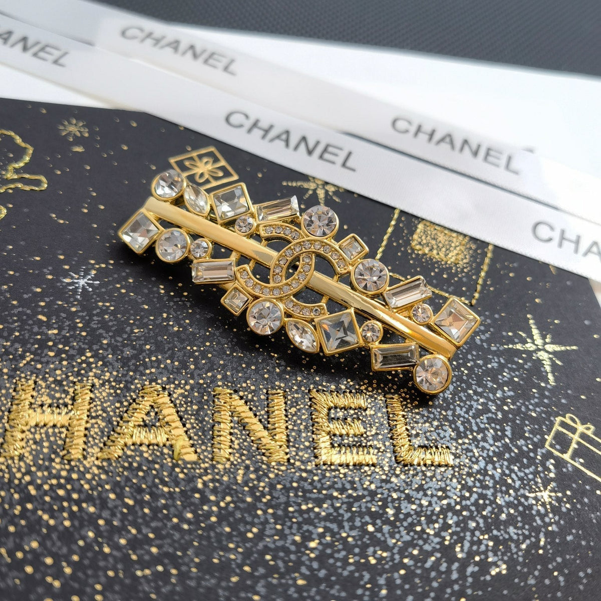Strassbrosche in Gold