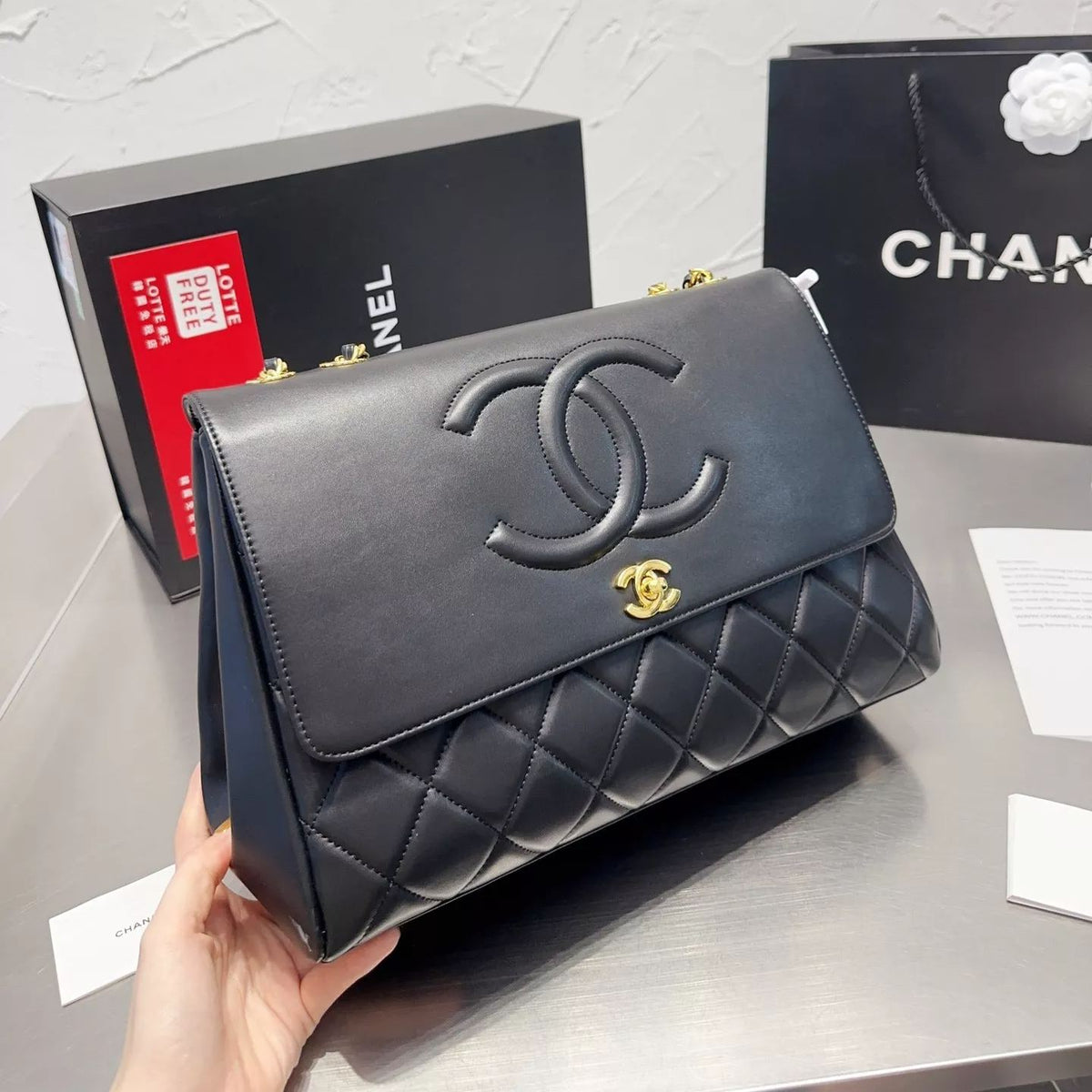 Pharrell Schultertasche aus Leder mit Kette