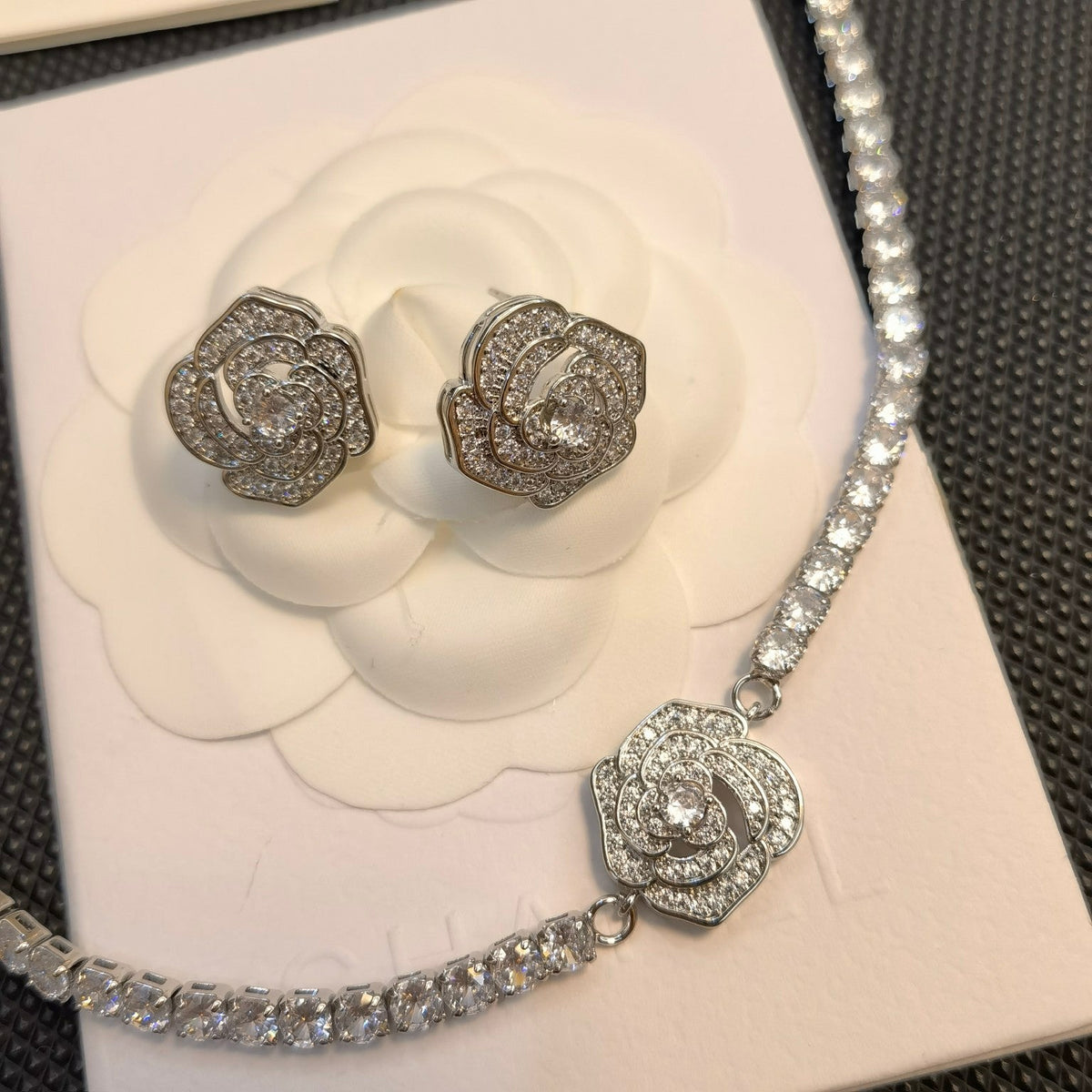 Elegante Diamantblumen-Ohrringe
