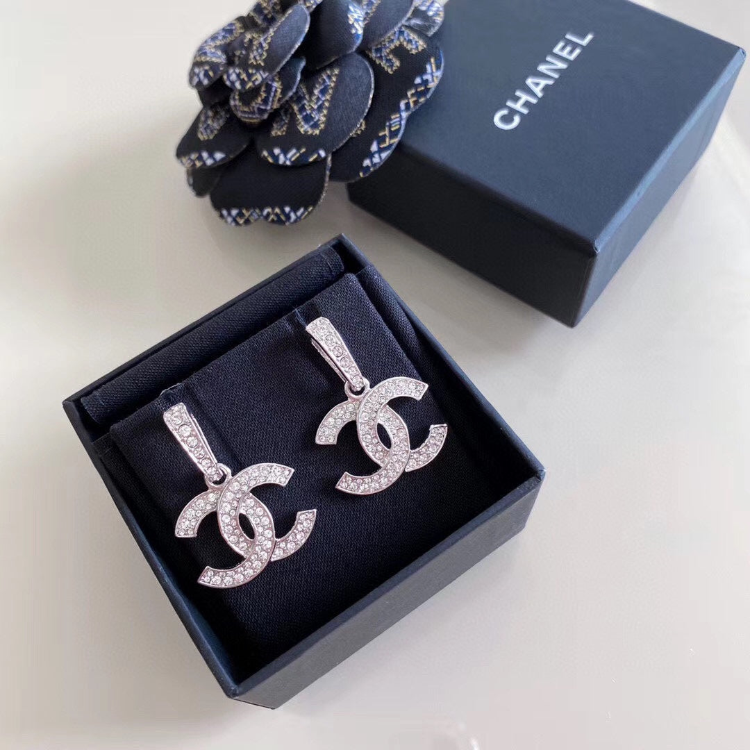 Ohrringe mit Diamant-Signatur-Besatz