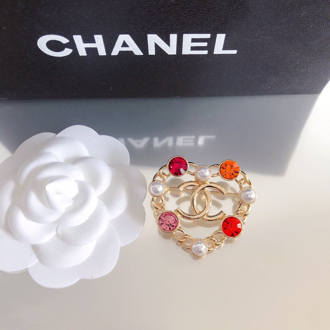 Herz-Brosche mit bunten Diamanten