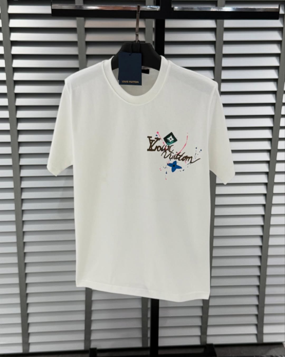 Neues T-Shirt mit Farbspritzer-Print