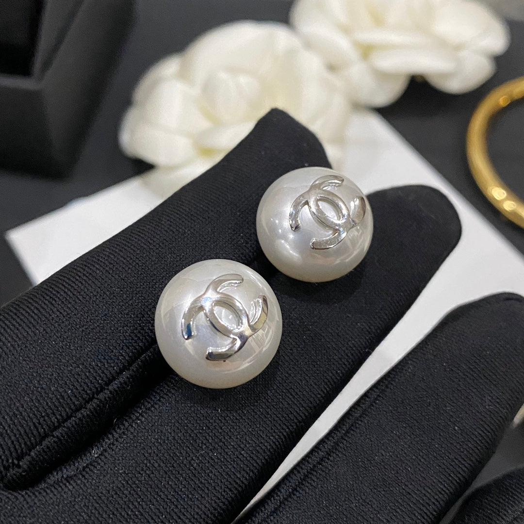 Elegante Logo-Perlenohrstecker