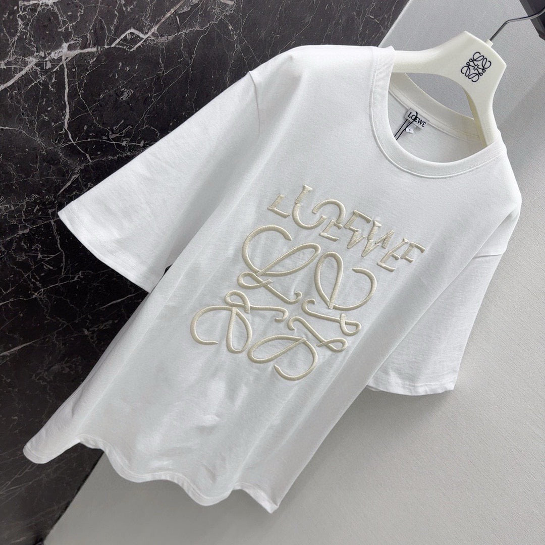 Neues T-Shirt mit unregelmäßiger Buchstabengravur