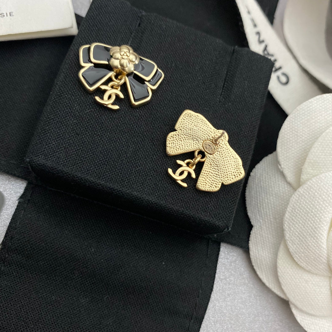 Emaille-Kamelienschmuck