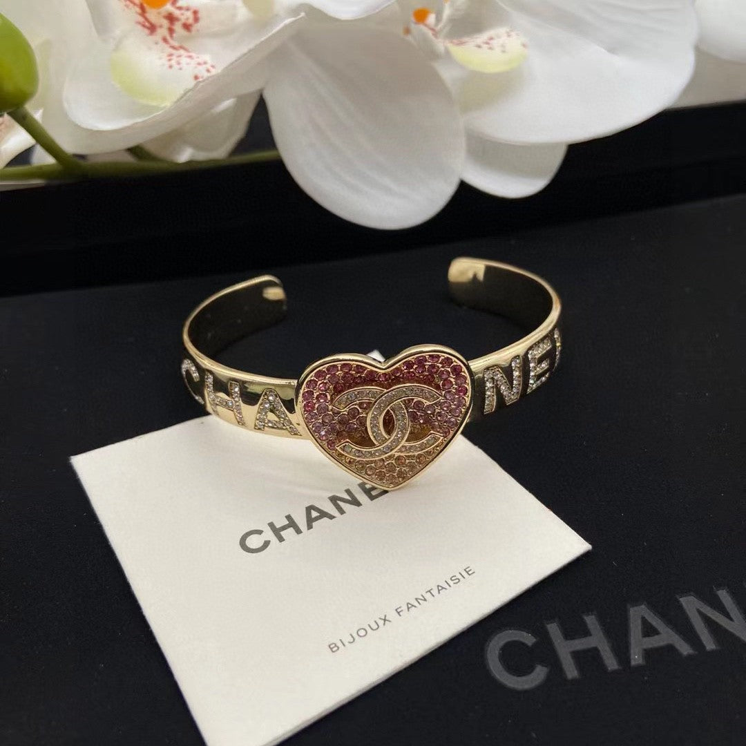 Herz-Manschettenarmband mit Strasssteinen