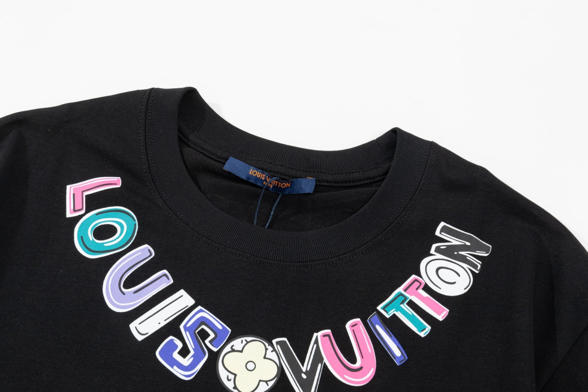 T-Shirt mit bunten Buchstaben