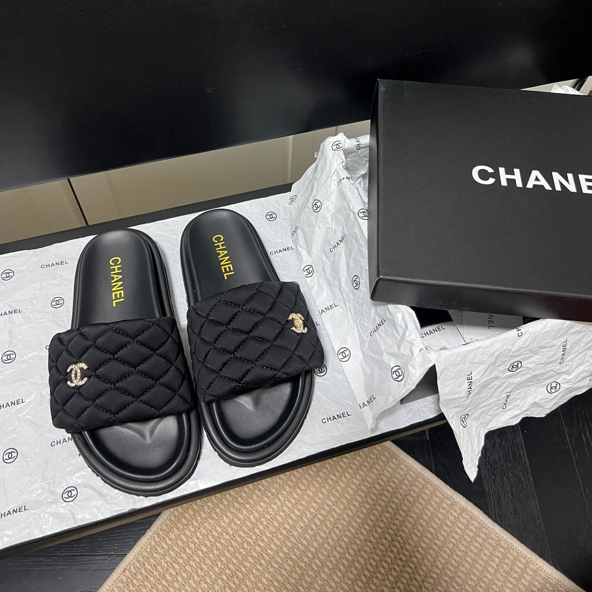 Slipper mit Diamant-Logo