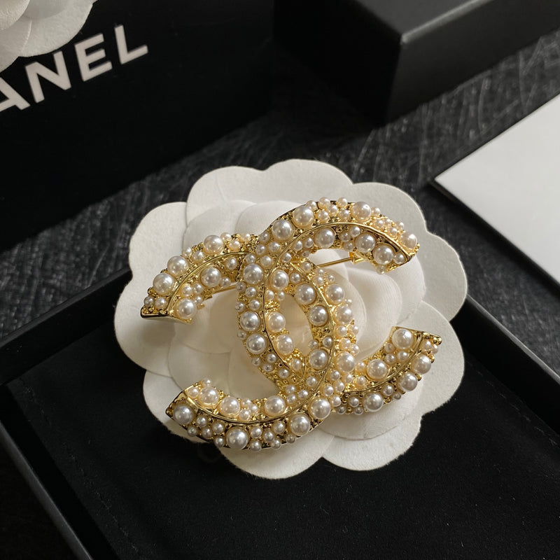 Elegante Perlen-Logo-Brosche