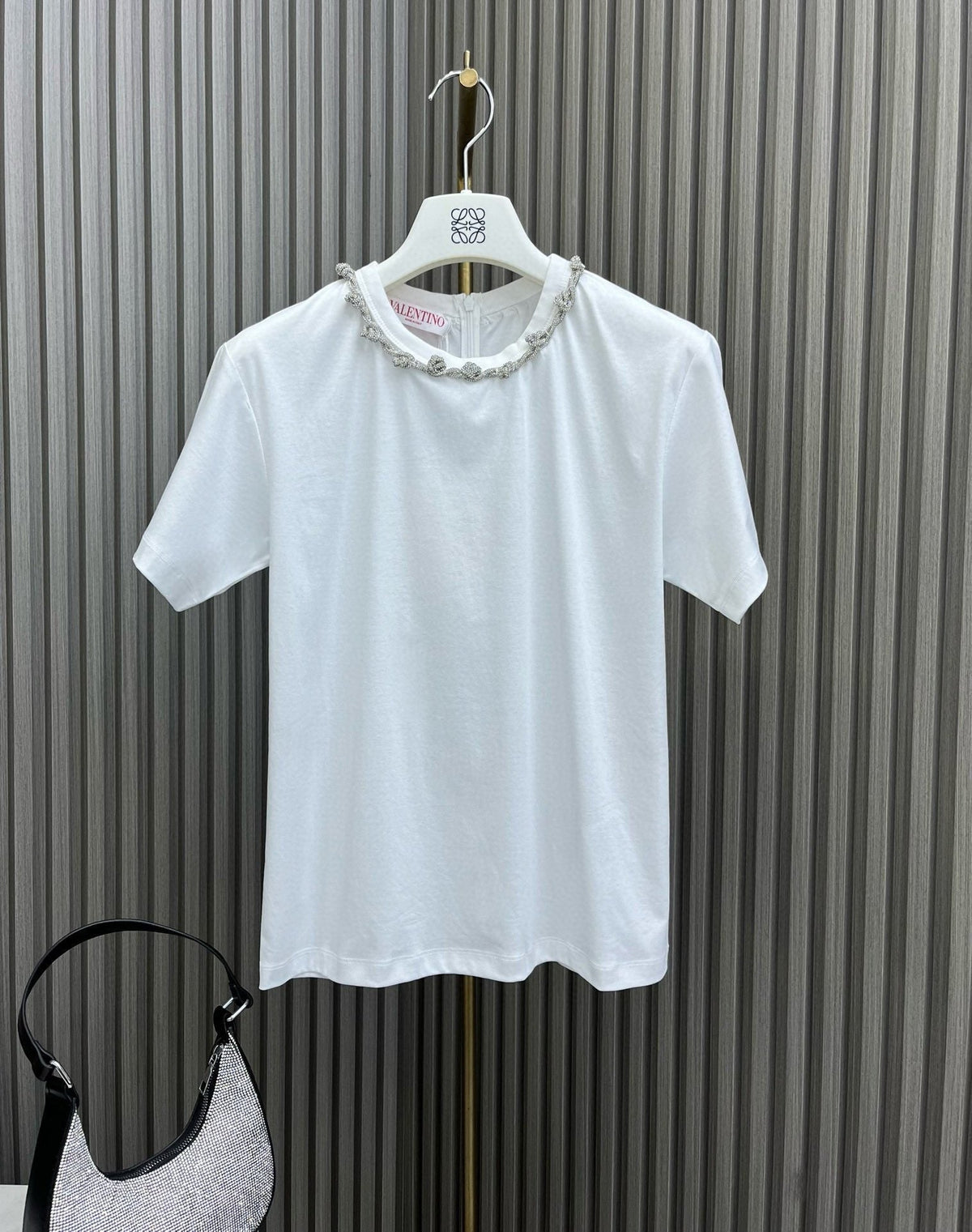 Handgemachtes T-Shirt mit runden Strasssteinen und Halsausschnitt