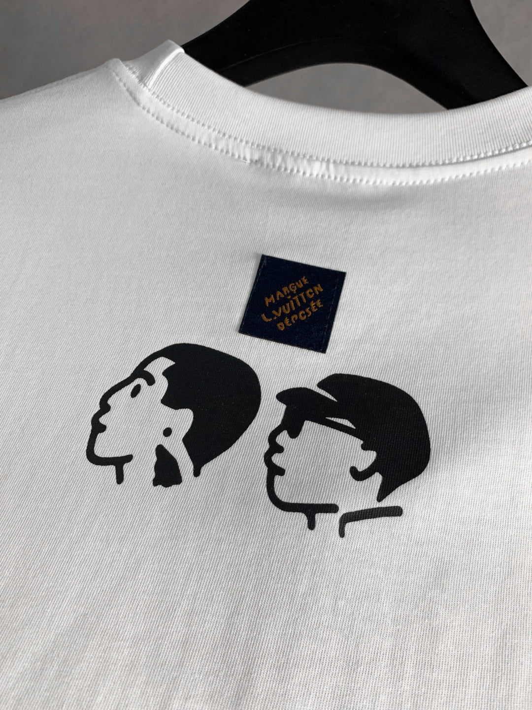 Neues schlichtes Print-T-Shirt