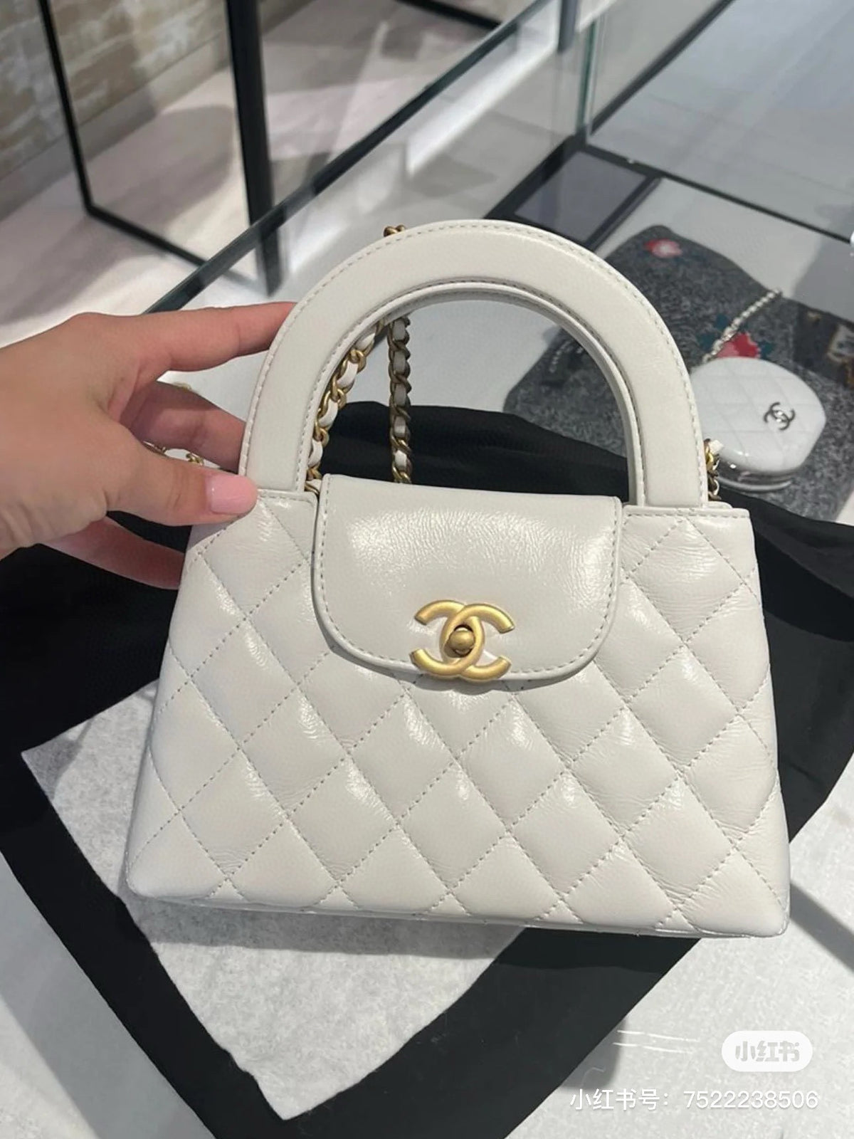 Classic Kelly-Style Chain Bag | Timeless Elegance