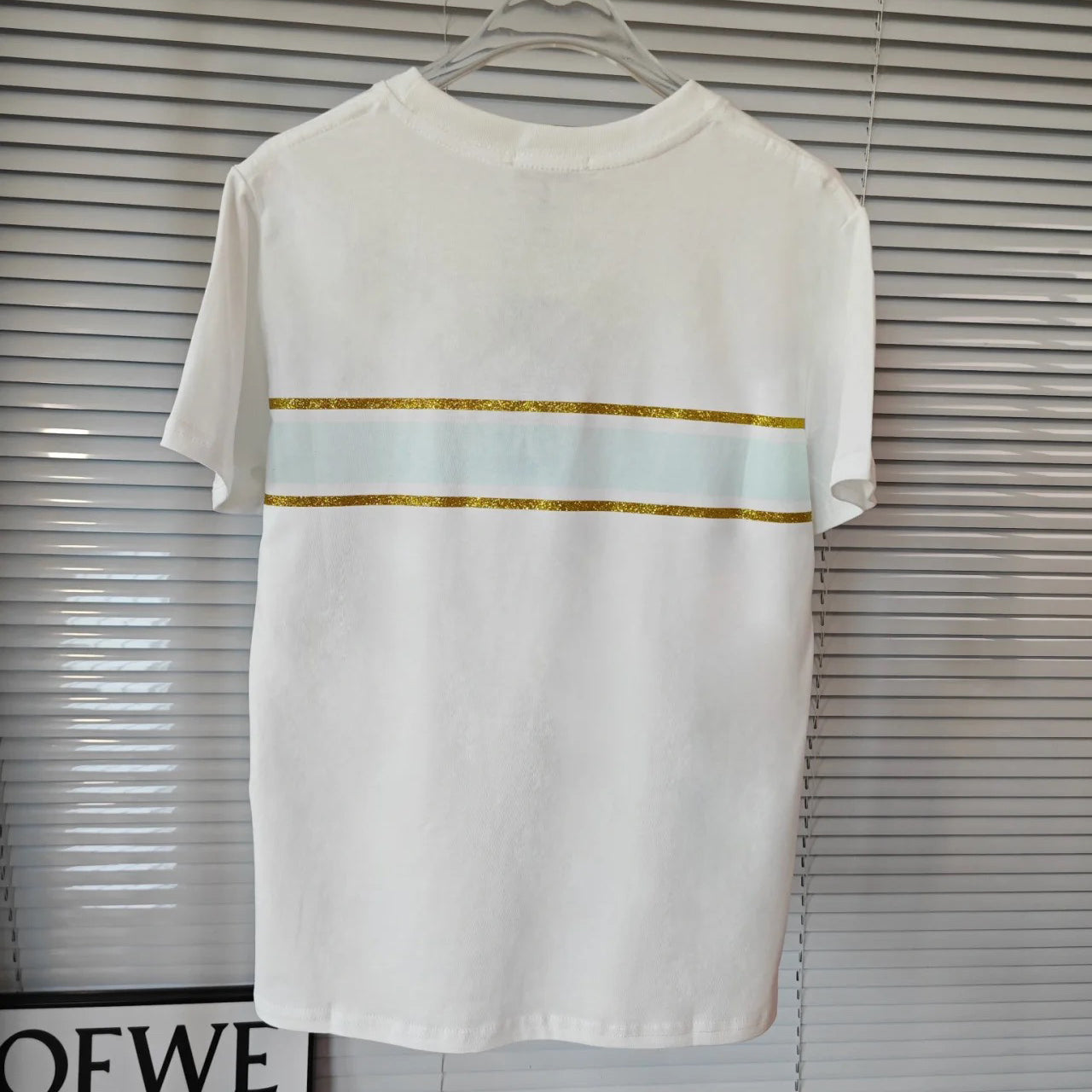 Goldfarbenes T-Shirt mit gesticktem Schmetterlingslogo