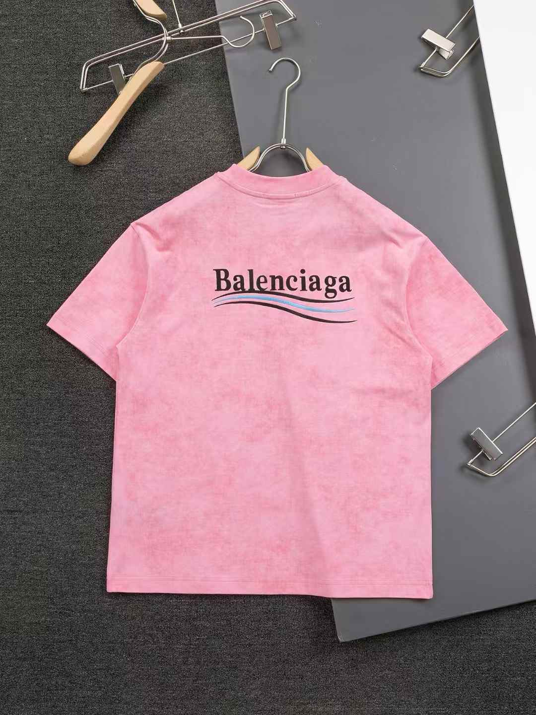 Neues Farbschema für T-Shirts nach dem neuesten Modetrend