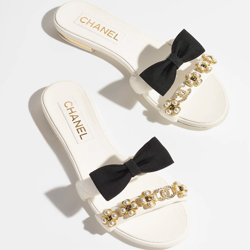 Pantoffeln mit Perlenschmuck-Schleife