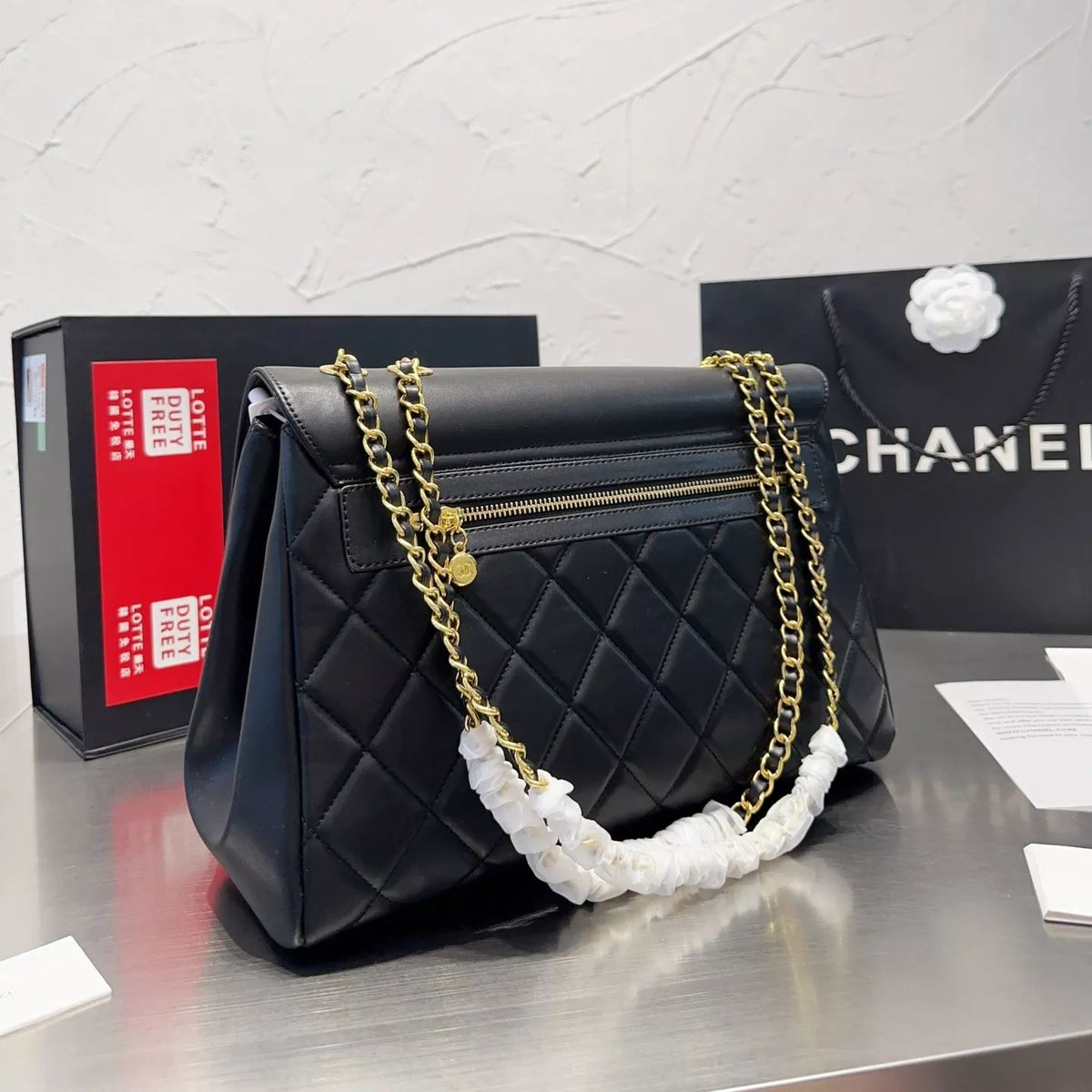 Pharrell Schultertasche aus Leder mit Kette