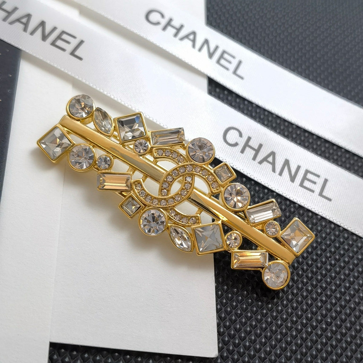 Strassbrosche in Gold