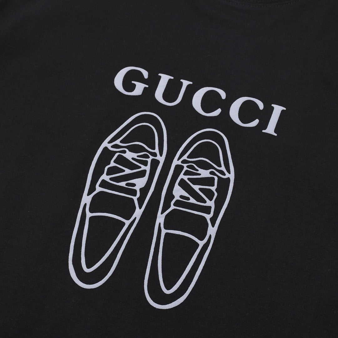 T-Shirt mit Schuhprint