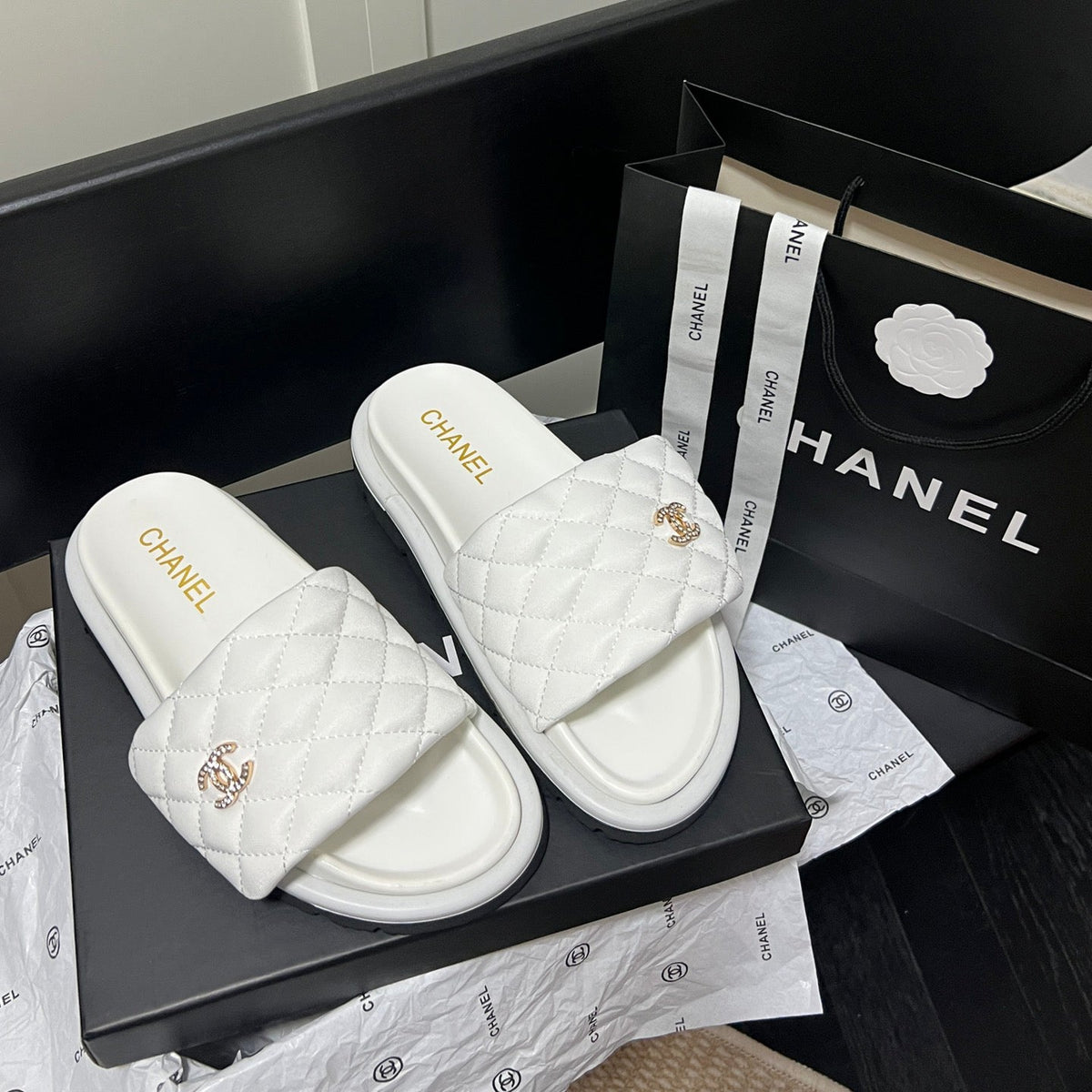 Slipper mit Diamant-Logo