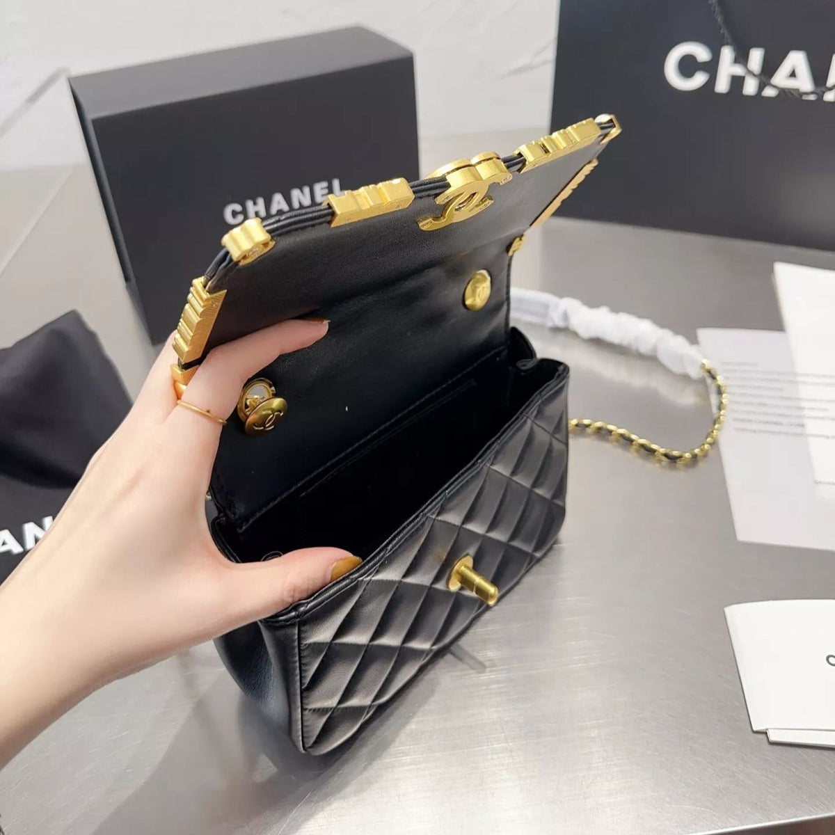 Glücksbringer-Metallmonogramm-Ledertasche