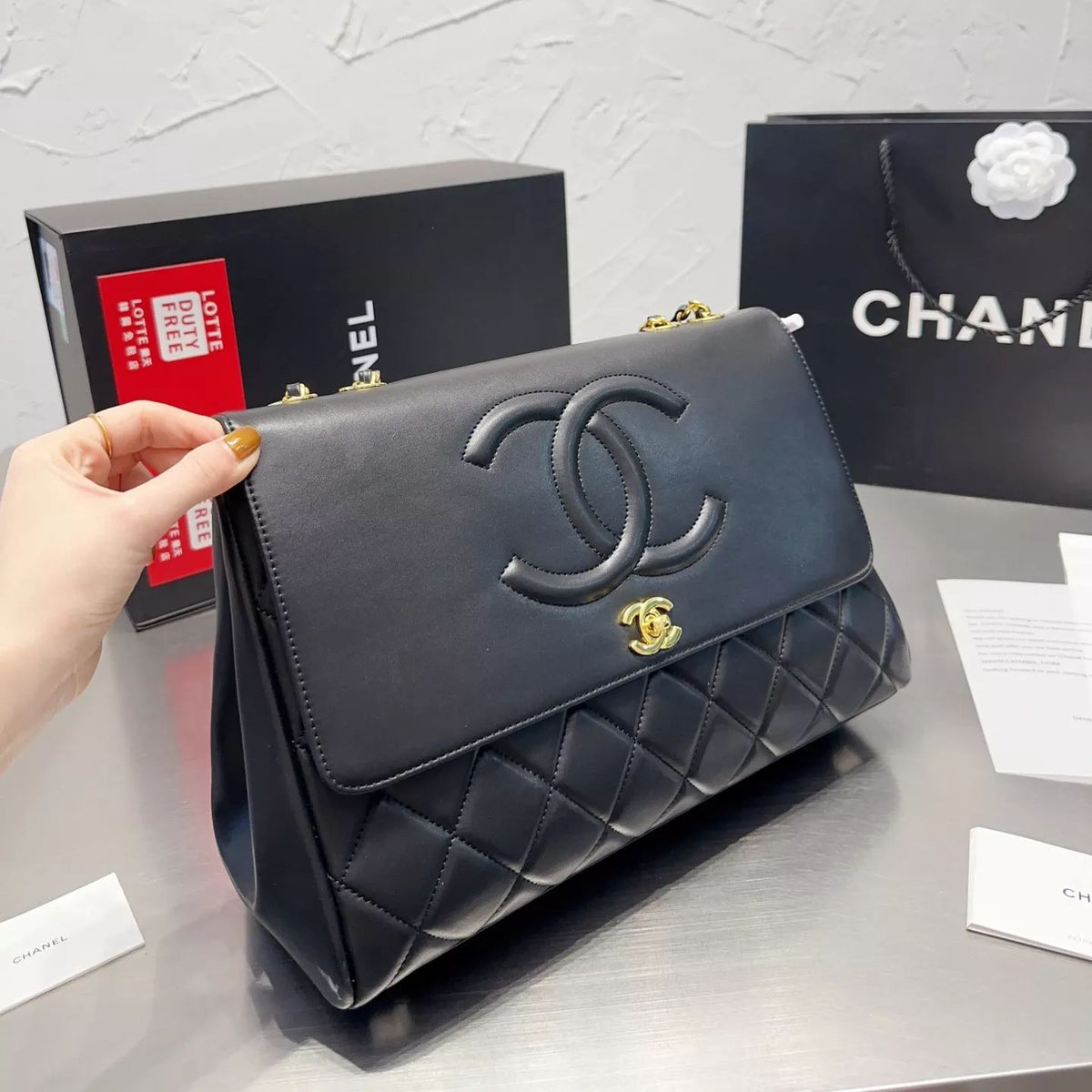 Pharrell Schultertasche aus Leder mit Kette
