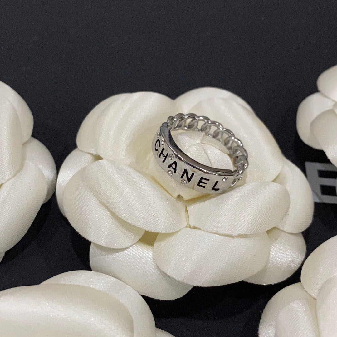 Modischer Diamant-Steppstich-Buchstabenring