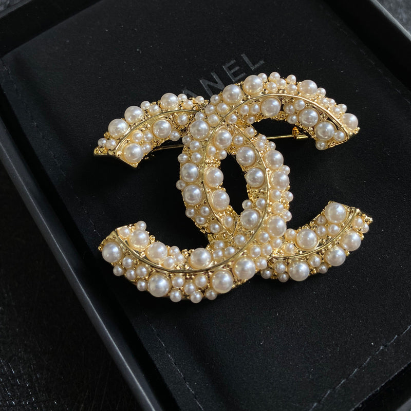 Elegante Perlen-Logo-Brosche