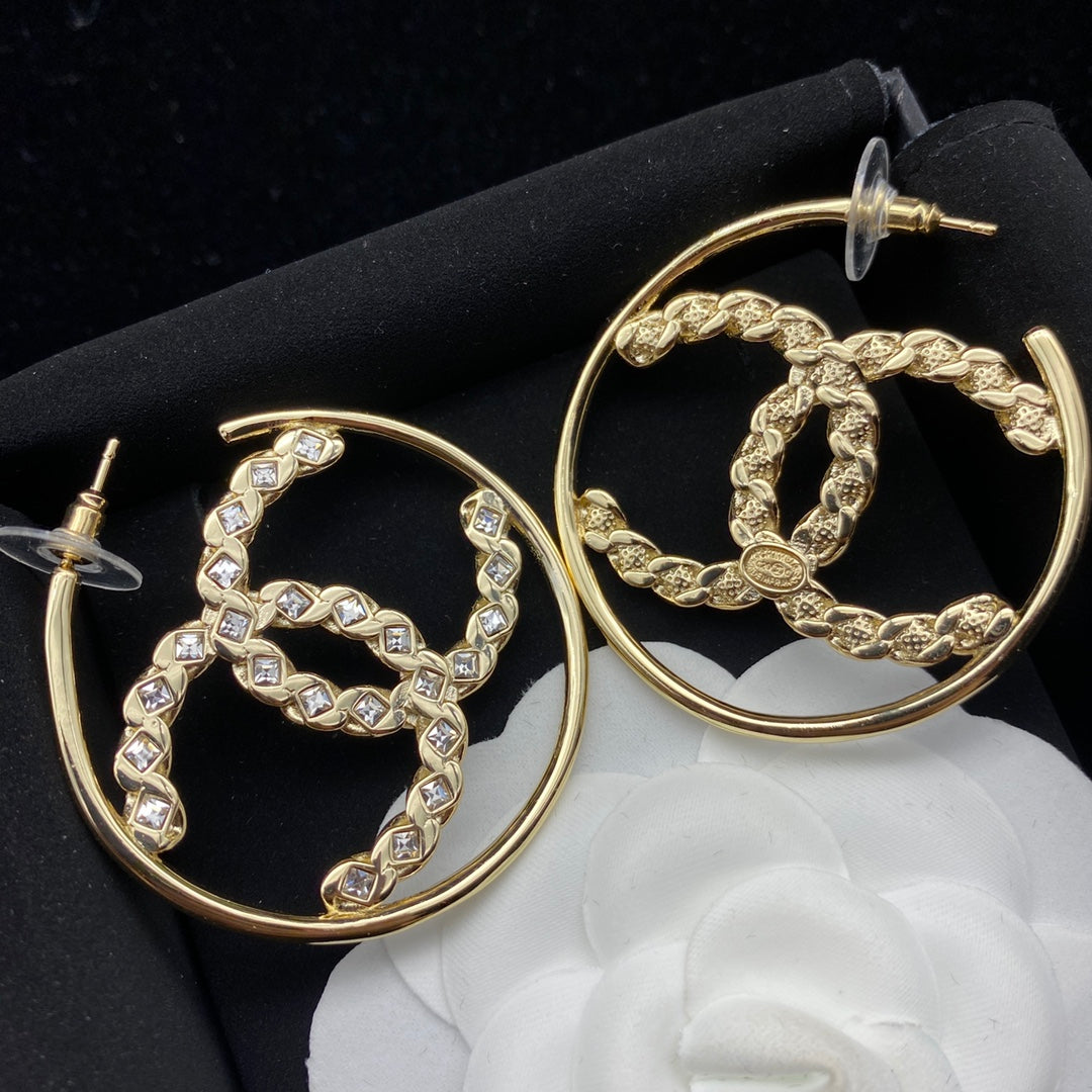Diamant-Ohrringe mit Buchstaben-Hoop