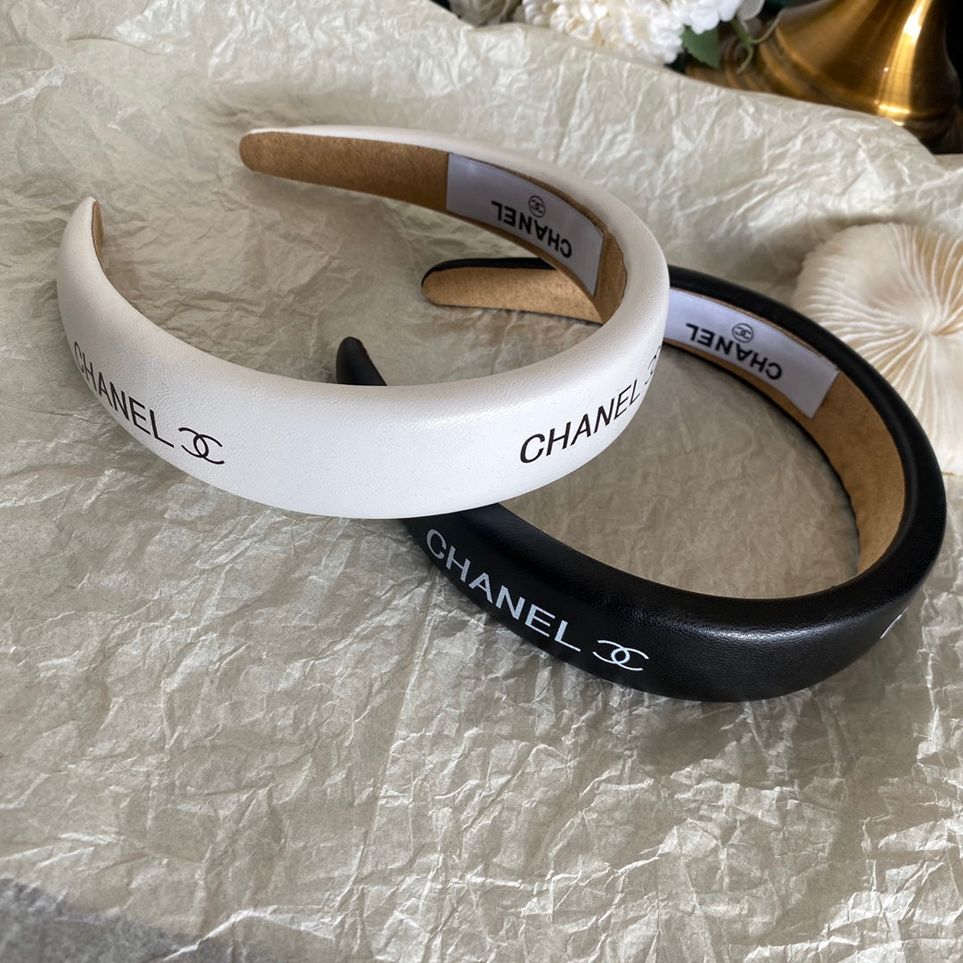 Schwarz-weißes Stirnband aus Leder