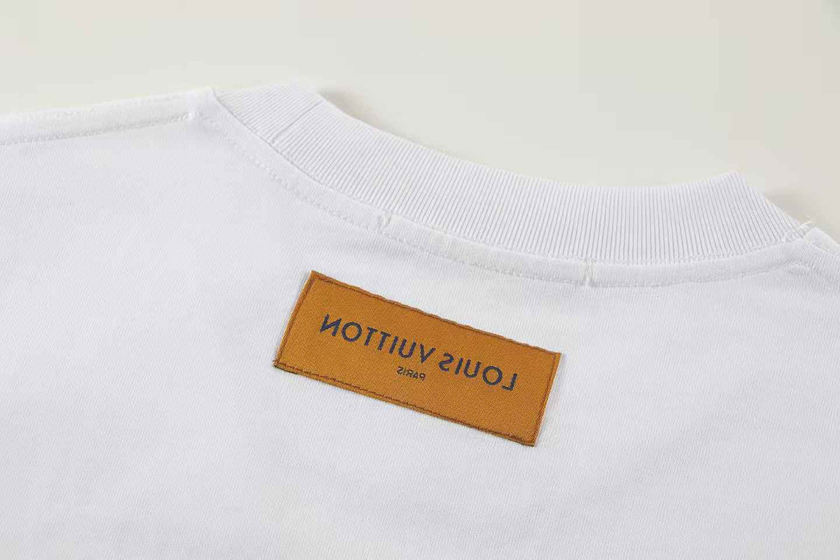 Neues farbenfrohes bedrucktes T-Shirt